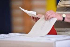 Transportul materialelor electorale de la secţiile de votare, suspendat în mai multe zone din ţară