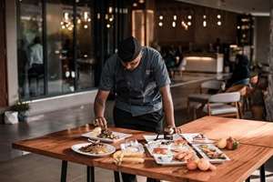 Ţara noastră importă forţă de muncă din Indonezia pentru HoReCa