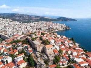 The Guardian: Portul turistic Volos din Grecia a fost inundat de sute de mii de peşti morţi