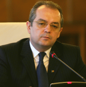 Premierul consideră că Executivul lucrează acum la ""turaţia potrivită"" şi că au fost înlăturate barierele birocratice ce împiedicau miniştrii să aplice programul guvernamental.