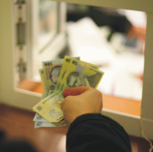 Băncile majorează dobânzile chiar dacă dobânzile Euribor şi Libor au scăzut