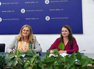 Ministerul Educaţiei şi Agenţia Naţională pentru Sport au semnat protocolul de colaborare pentru implementarea Programului Naţional "Campion în şcoală". Foto: Elisabeta Lipa (stânga), preşedinta Agenţiei Naţionale pentru Sport, şi Ligia Deca (dreapta), Ministrul Educaţiei. (Sursă foto: Faccebook/ Ligia Deca)