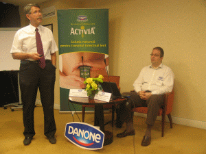 Prof.Dr. Mircea Diculescu, director al Institutului de Gastroenterologie şi Hepatologie Fundeni împreună cu Dr. Bogdan Ioachim, Director de Comunicare, Nutriţie şi Ştiinţă DANONE România ne recomandă consumul de iaurturi pentru sănătatea digestivă. 