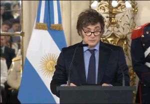 Pentru preşedintele argentinian, Javier Milei, orice restricţie asupra liberei întreprinderi împinge societatea către socialism. "Chiar şi economia neoclasică, care ghidează majoritatea politicilor economice actuale, sfârşeşte prin a favoriza socialismul", a precizat Milei, care a explicat şi modul în care toate soluţiile propuse pentru corectarea aşa-numitelor "deficienţe ale pieţelor" (n.a. "market failures") conduc, înfinal, la socialism. (Sursa foto: Facebook/ Javier Milei)