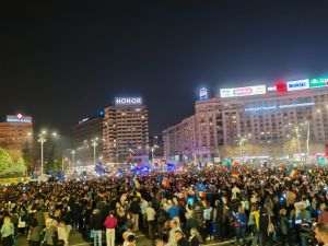 Peste 10.000 de participanţi sunt prezenţi la manifestaţie