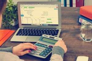 Ministrul britanic de finanţe pregăteşte tăieri de 2 miliarde de lire ale cheltuielilor pentru funcţionarii publici