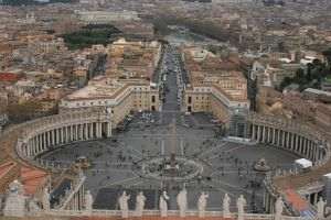 Papa Francisc se întoarce la Vatican, dar rămâne departe de ochii publicului
