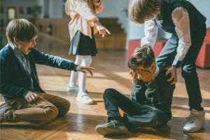 Education Minister Proposes Including Anti-Bullying Procedures in Educational Contract