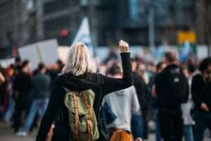 Poliţia iraniană a dispersat o manifestaţie de 48 de ore în sprijinul aplicării legii hijabului, desfăşurată în faţa Parlamentului de la Teheran