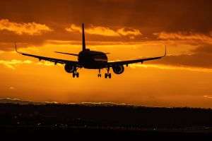 Viitor incert pentru aviaţia sustenabilă: IATA avertizează că obiectivul de emisii net-zero este în pericol