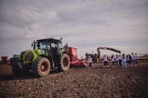 Tarifele vamale provoacă haos în industria utilajelor agricole din SUA şi Canada
