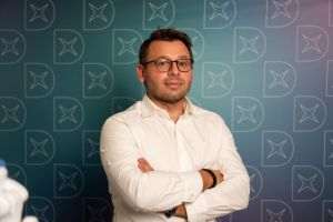 Analiză Dental Elite: Românii, tot mai interesaţi de serviciile stomatologice complexe, precum implantologia şi ortodonţia