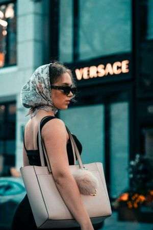 Prada cumpără rivala Versace cu 1,26 miliarde de euro