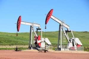 Preţurile petrolului Brent şi WTI au crescut vineri cu peste 1 dolar