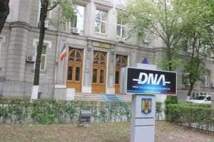 Percheziţii desfăşurate într-o cauză penală care vizează săvârşirea unor fapte de corupţie