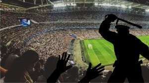 Treisprezece poliţişti răniţi în timpul derbiului dintre Lazio şi AS Roma