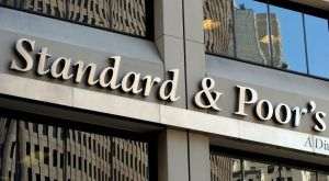 S&P spune că există riscul retrogradării Ford şi GM din cauza tarifelor