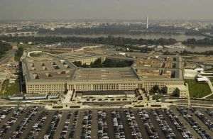 Dan Caldwell, consilier de top al lui Pete Hegseth, a fost suspendat şi escortat afară din Pentagon 