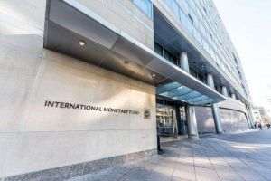 FMI se aşteaptă la o "revizuire semnificativă" a perspectivelor de creştere, dar nu la o recesiune globală