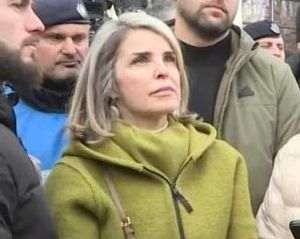 Cristela Georgescu, aşteptându-şi soţul să iasă de la cercetări se uită ţintă la Dumnezeu