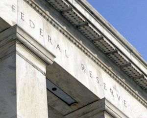 Dolarul american a scăzut luni la minimul ultimilor trei ani, pe fondul tensiunilor dintre Donald Trump şi şeful Rezervei Federale