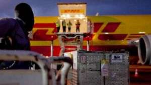 DHL suspendă temporar livrările internaţionale către consumatorii din SUA pentru colete de peste 800 de dolari