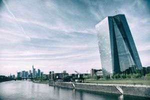 BCE: Companiile europene şi-au îmbunătăţit afacerile înainte de anunţarea taxelor vamale americane