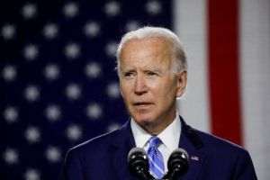 Fostul preşedinte american Joe Biden soseşte în Piaţa Sfântul Petru