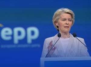 Şefa Comisiei Europene a precizat: "Ştiinţa este o investiţie şi trebuie să oferim stimulentele potrivite. De aceea, pot anunţa că vom propune un nou pachet de 500 de milioane de euro pentru perioada 2025-2027, menit să transforme Europa într-un magnet pentru cercetători". (Sursa foto: linkedin/Ursula Von der Leyen)