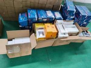 Bunuri contrafăcute şi electronice nedeclarate de 460.000 lei, descoperite la frontiera Siret