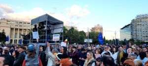Circulaţie blocată la intrarea în Piaţa Victoriei