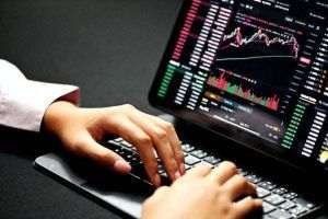 Atenţie dacă investeşti prin brokeri din străinătate; Poţi ajunge să fii impozitat de două ori - La ce trebuie să fii atent
