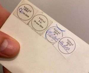 Aviz favorabil propunerii legislative care le oferă românilor din diaspora dreptul de a obţine carte de identitate românească, chiar dacă au domiciliul stabil în străinătate 