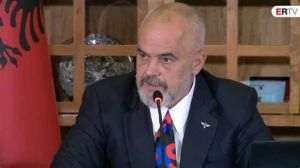  Summitul CPE: Premierul Edi Rama îngenunchează în faţa Giorgiei Meloni şi îl întâmpină pe Macron cu "Majestatea Voastră"