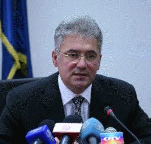 Adriean Videanu susţine că prin restructurarea sectorului energetic se elimină orice posibilitate de a mai avea "băieţi deştepţi" în energie