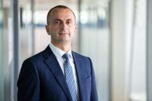 Studiul EY Entrepreneurship Barometer: 71% dintre companiile din România adoptă Inteligenţa Artificială, dar 75% se tem de riscurile economice 