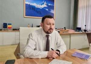Mircea Fechet, ministrul Mediului a declarat: "Bugetul AFM aprobat este unul istoric, nu doar prin valoarea sa, ci mai ales prin impactul pe care îl va avea asupra tranziţiei verzi a României. Este un buget construit cu responsabilitate, care răspunde concret nevoilor cetăţenilor, autorităţilor locale şi mediului de afaceri în domenii esenţiale precum eficienţa energetică, mobilitatea electrică, energia regenerabilă şi protejarea pădurilor". (Sursa foto: facebook / Mircea Fechet)