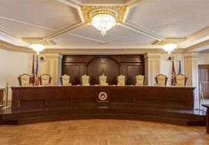 CCR: Bunurile soţilor şi copiilor nu mai trebuie menţionate în declaraţiile de avere