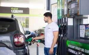 Şoferii din Europa Centrală conduc maşini tot mai vechi, dar investesc în carburanţi premium
