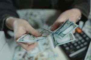 Bank of America: Dolarul va continua să scadă în această vară 