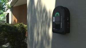  Schneider Electric lansează staţia de încărcare inteligentă Charge Pro