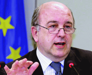 Joaquin Almunia ameninţă cu tăierea banilor de la Comisia Europeană.
