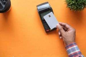 Introducerea unei taxe pe tranzacţiile bancare, criticată dur de experţii financiari-bancari