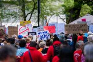 Evenimentul "No Kings' din Minneapolis, anulat din cauza ordinului de adăpostire după atacurile asupra a doi politicieni