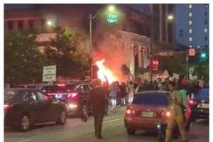 Incidente la Seattle după protestul „No Kings”: foc de tabără şi artificii la clădirea federală