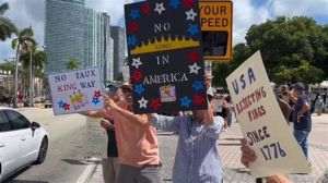 „No Kings” în Miami: Proteste masive împotriva administraţiei Trump de Ziua Drapelului şi aniversarea preşedintelui