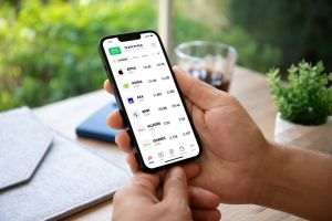 XTB: Măsuri de securitate financiară esenţiale în vacanţă