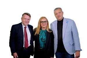 Mihnea Bărbulescu, director executiv Erste Asset Management (dreapta), Adina Călin, director în cadrul CEC Bank, într-o discuţie moderată de Adrian Căruceru, expert în finanţe personale.