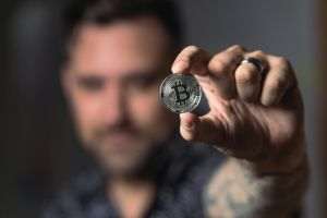 Studiu: Aproape trei din patru tineri investitori preferă Bitcoin în loc de aur 