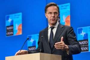 Mark Rutte, secretarul general al NATO, în deschiderea sesiunii liderilor Consiliului Nord-Atlantic, a declarat:„Pentru a face NATO mai puternică, avem un plan concret: ca toþi aliaþii să investească 5%din PIB în apărare.Această decizie este profund ancorată în misiunea noastră fundamentală ºi este esenþială pentru a asiguraresursele necesare planurilor noastre ºi gradului de pregătire”. (Sursa foto: https://www.nato.int)